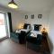 Stylish 2 Bed Riverside Flat, Single or Kingsize beds, Free Parking