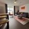 Stylish 2 Bed Riverside Flat, Single or Kingsize beds, Free Parking