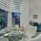 The Monroe - 2nd Floor - Luxury for up to 4 guests near Open Air Theatre and North Bay