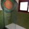 casita moderna frente al bosque