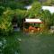 casita moderna frente al bosque