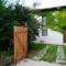 casita moderna frente al bosque