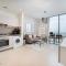 Intimate Apartment with Scenic View of Dubai Creek - Dubaj