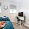 Berrywood House - Close to Northampton Town Centre - Free Parking, Fast Wifi, SmartTV with Netflix by Yoko Property - Northampton