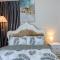 A2J Luxury 2BR BGC Uptown Suite Near Uptown Mall - مانيلا