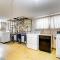 Oak Lawn Apartment about 2 Mi to Ford City Mall!