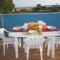 Beachfront colourful flat with swimming pool - بيبيوني