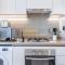 One Bed Room with Creek Views, Hosted by Desert City Stays - Dubaj