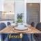One Bed Room with Creek Views, Hosted by Desert City Stays - Dubaj