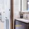 One Bed Room with Creek Views, Hosted by Desert City Stays - Dubaj