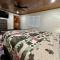 Creekfront Lodge: Brand new!