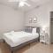 Perfect Location Near UT and Large Patio With A View - Austin