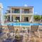 Impressive Villa Exclusive Sea Caves walk to taverns Sleeps 11 Ref 507