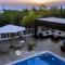 Impressive Villa Exclusive Sea Caves walk to taverns Sleeps 11 Ref 507