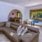 Impressive Villa Exclusive Sea Caves walk to taverns Sleeps 11 Ref 507
