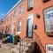 Cozy Townhouse Downtown w/ Game Room & Rooftop - Baltimore