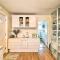 Portland Floating Home Getaway with Sauna!