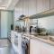 Backup-Powered Elegant Mountain View Apartment - Kapsztad