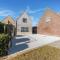 Modern Garden Holiday Home