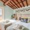 Rondini, Farmhouse with pool