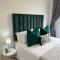 1 Harriet Place - Beautiful Self Catering 2 bedroom unit next to Carlswald Lifestyle Shopping Centre with free WiFi, Onsite Restaurant & Swimming Pool- Perfect for a small family in Midrand Carlswald - Midrand