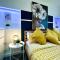 Massive New 8 bedroom House Sleeps up to 21 - Accepts Groups - Great Location - FREE Parking - Fast WiFi - Smart TVs - sleeps up to 21 people - Close to Bournemouth & Poole Town Centre & Sandbanks