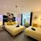 Massive New 8 bedroom House Sleeps up to 21 - Accepts Groups - Great Location - FREE Parking - Fast WiFi - Smart TVs - sleeps up to 21 people - Close to Bournemouth & Poole Town Centre & Sandbanks