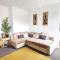 2 bed apt w/ private parking close to town centre
