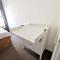 2 bed apt w/ private parking close to town centre