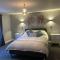 Immaculate 2-Bed Apartment above Village Pub - Buxton