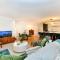 Pass the Keys Beautiful 2 Bed Apartment with Parking in the Bay