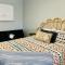 Budget friendly studio condo! Heart of Gulf Shores across from the Hangout!