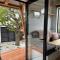 Tiny house with mountain views, indoor and outdoor fire, private courtyard garden - 瓦纳卡