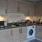 Beaney View House - Modern, Comfortable Spacious 4 Bedrooms Ensuites House with Free Wifi and Parkings