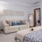 FRONTLINE VILLA 25, Modern Coastal Design with Amazing Views - 卡列罗港