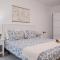 FRONTLINE VILLA 25, Modern Coastal Design with Amazing Views - 卡列罗港