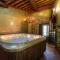 La Dimora dei Conti, Indulge in a Country Farmhouse Apartment with Jacuzzi Facing the Town