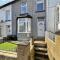 3 bed home in Tonypandy with Balcony View Room - Llwyn-y-pia