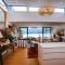 Nautilus Penthouse - Sleeps 8 - Lakefront - Walking Distance to Wanaka