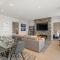 Chic Central Penthouse & Spa by Staysouth