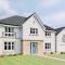 Glasgow Central Luxurious Villa - Spacious and Contemporary. 13 mins Drv to Glasgow City Centre. 6 bedrooms, 5 Bathrooms, Double Garage, E Car Charging, Huge Garden. Excellent Location, Golf Course minutes away. Corporate Clients Welcome!