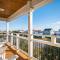 A Wave From It All by Oak Island Accommodations - أوك آيلاند