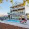 A Wave From It All by Oak Island Accommodations - أوك آيلاند