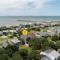 A Wave From It All by Oak Island Accommodations - أوك آيلاند
