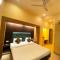 Status Business Hotel - Naveen Market