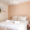 Super Central - Quiet - 2 Bedroom Cottage