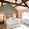 Super Central - Quiet - 2 Bedroom Cottage