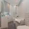 Sleeps 6 4 bedrooms 2 minute walk to the Square Hosted Happy Valley Cast
