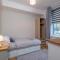 Sleeps 6 4 bedrooms 2 minute walk to the Square Hosted Happy Valley Cast