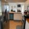 Beautiful House Sleeps 12 - Hot Tub - Breakfast - Walk to Beach